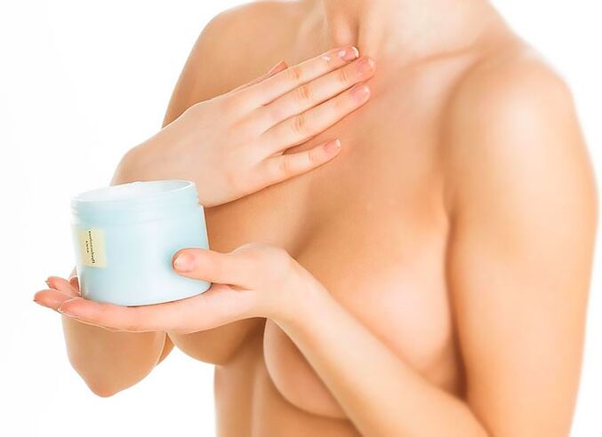 Massaggio al seno con crema durante la gravidanza