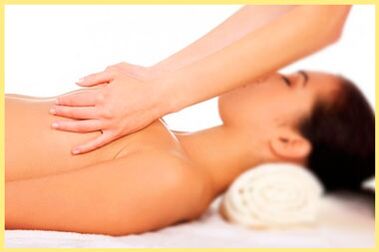 Procedura di massaggio al seno per aumentarlo