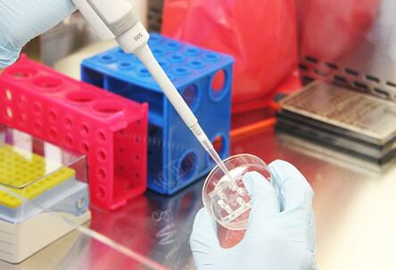 Esame dei test del paziente prima di eseguire la mammoplastica additiva