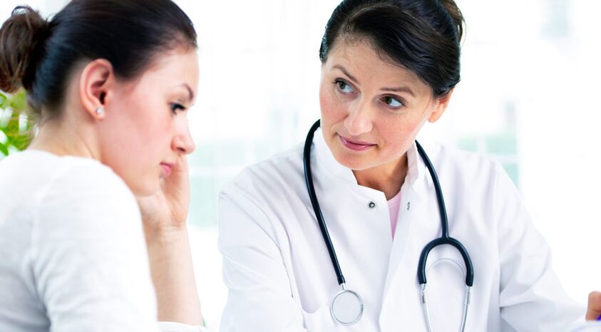 Un medico consiglia un paziente sulle indicazioni per la mammoplastica additiva.